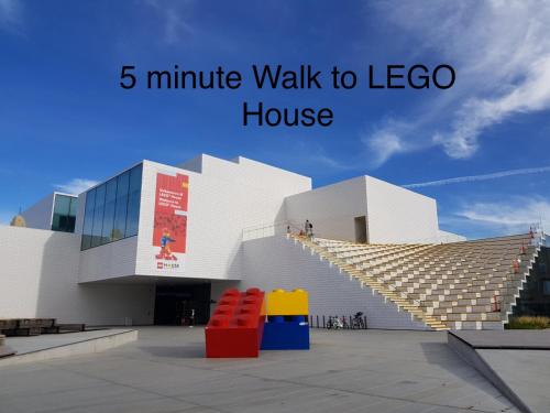 un edificio con una escalera frente a una casa en 5 minute walk to LEGO HOUSE - Best location - Garden on site-n4, en Billund