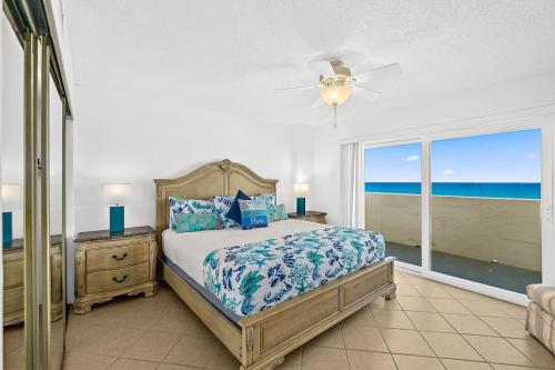 Ένα ή περισσότερα κρεβάτια σε δωμάτιο στο Sandpoint Beachfront Condo