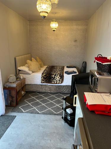 Un pat sau paturi într-o cameră la Craigellachie Cabin