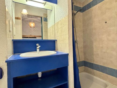 une salle de bain avec un lavabo bleu et une douche dans l'établissement Studio Cabine 4 Pers, Piscines, Proche Plage, Parking Privé - Argelès-sur-Mer - FR-1-225-92, à Argelès-sur-Mer