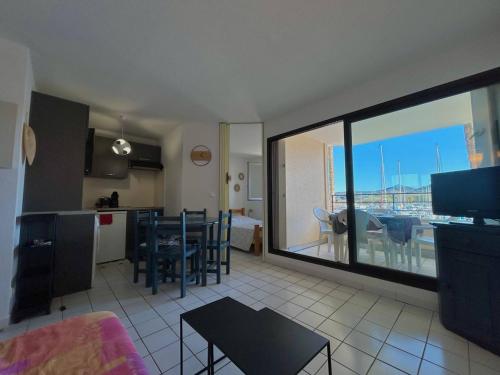 un salon avec une cuisine et une salle à manger dans l'établissement T2 cabine 4 pers. près plage, parking, vue port - Argelès - FR-1-388-90, à Argelès-sur-Mer