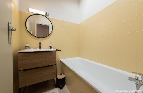 une salle de bain avec un lavabo et un miroir dans l'établissement Le Bel Ami proche Pontaillac, 3 pers, proximité centre, plage, commerce, à Royan