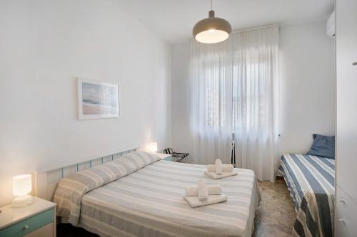 ein Schlafzimmer mit einem Bett mit zwei Handtüchern darauf in der Unterkunft Fronte Mare - Marina di Andora in Marina dʼAndora