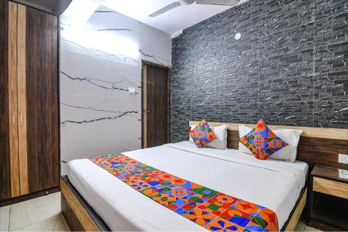 - une chambre avec un lit dans l'établissement FabExpress Subh Residency, à Sāntrāgāchi