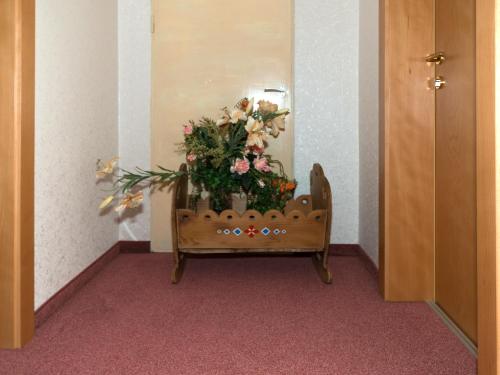 a planter with flowers on a table in a hallway at Haus Margrith Alpenblick Appartements in Damuls
