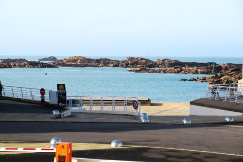 Appartement Duplex VUE MER face à la plage du Coz-Pors à TREGASTEL - Réf 608