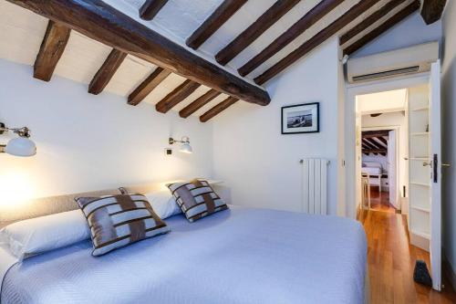une chambre avec un grand lit blanc avec deux oreillers dans l'établissement Che Eleganza! Irresistibile dimora, Campo de Fiori, à Rome