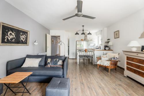 un salon avec un canapé bleu et une table dans l'établissement Le Kallisté par Dodo à Cassis, à Cassis