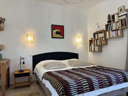 - une chambre avec un lit et des étagères murales dans l'établissement Charmant 3 pièces avec terrasse et jardin, climatisé, proche plage et centre, 4 pers. - FR-1-225C-130, à Banyuls-sur-Mer