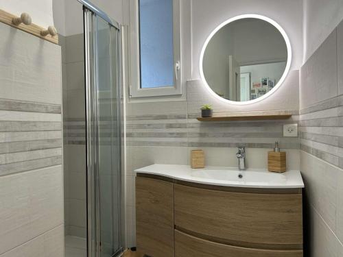 une salle de bain avec un lavabo et un miroir dans l'établissement Charmant 3 pièces avec terrasse et jardin, climatisé, proche plage et centre, 4 pers. - FR-1-225C-130, à Banyuls-sur-Mer