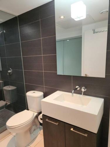 Ένα μπάνιο στο Chic 1BDR Loft with Office Space-Heart of Toronto