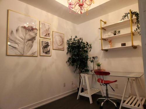 Φωτογραφία από το άλμπουμ του Chic 1BDR Loft with Office Space-Heart of Toronto στο Τορόντο