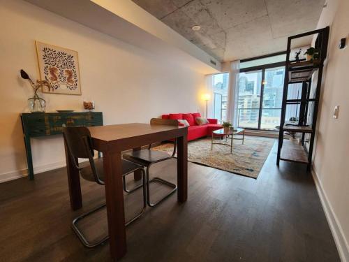 Posezení v ubytování Chic 1BDR Loft with Office Space-Heart of Toronto