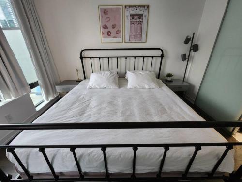 Ένα ή περισσότερα κρεβάτια σε δωμάτιο στο Chic 1BDR Loft with Office Space-Heart of Toronto