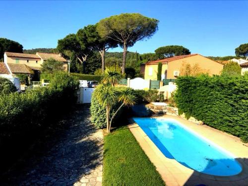 une piscine dans la cour d'une maison dans l'établissement Villa Tout confort 8 personnes ,wifi, Pétanque, Piscine Privée, à Gassin