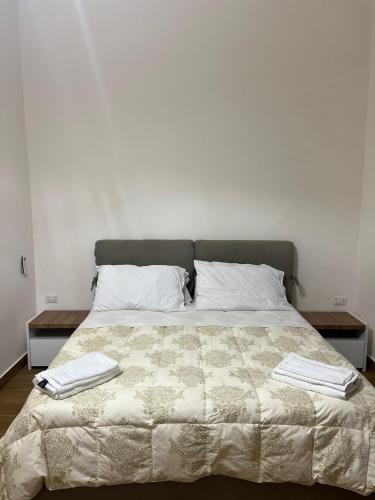 un letto con due asciugamani sopra di AS Apartment a Frattamaggiore
