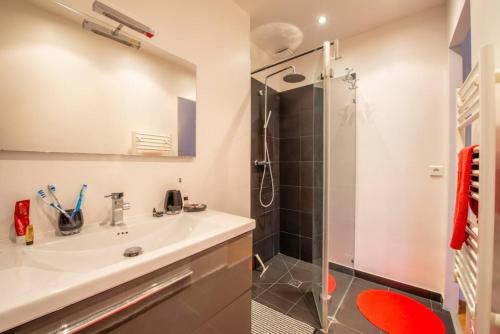 une salle de bain avec un lavabo et une douche dans l'établissement Villa Tout confort 8 personnes ,wifi, Pétanque, Piscine Privée, à Gassin