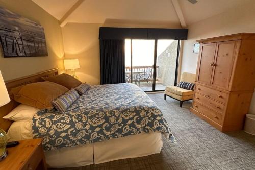 1 dormitorio con 1 cama, vestidor y ventana en Full Ocean View-2 Decks-Heated Pools, en Aptos