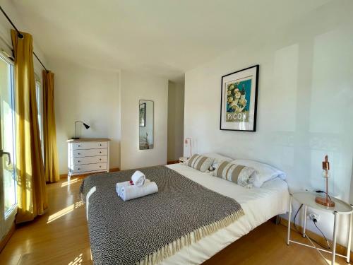 マルセイユにあるNOCNOC - La Permanenceのベッドルーム(大型ベッド1台、ドレッサー付)