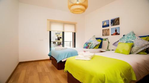 - une chambre avec 2 lits et une fenêtre dans l'établissement Apartamento Oura Mar - By Dalma Portuguesa, à Albufeira