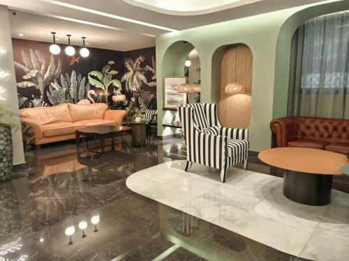 sala de estar con sofá y mesa en Citi Loft Furnished Apartments, en Beirut