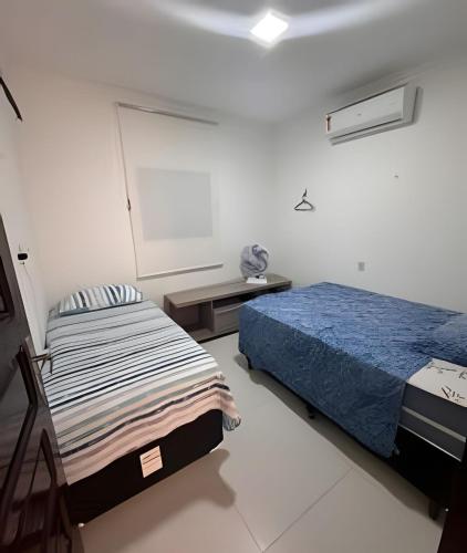 Un dormitorio con una cama y una mesa. en Casa de Praia Tibau-RN, en Tibau do Sul