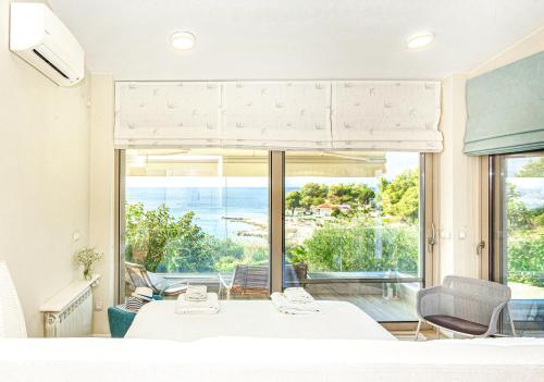尼基季的住宿－A&A Luxury Beach Villas，一间卧室配有一张床,享有海景