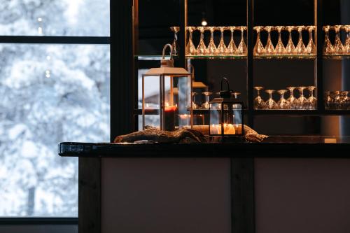 una mesa con gafas y una vela en ella en Lapland Hotels Ylläskaltio en Äkäslompolo