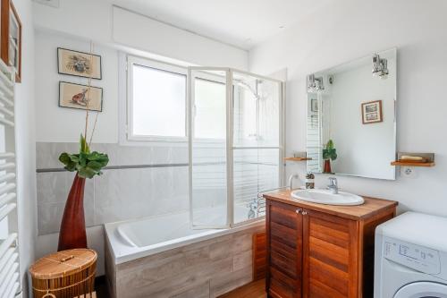 une salle de bain avec une baignoire, un lavabo et une fenêtre dans l'établissement Le Kallisté par Dodo à Cassis, à Cassis