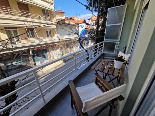 un balcone con 2 sedie e un tavolo e un edificio di N&S Apartment A a Édessa