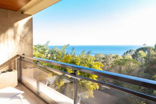 un balcon avec vue sur l'océan dans l'établissement Exceptional Super-Cannes Glaïeuls with sea view swimming pools jacuzzi, à Vallauris