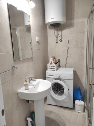 bagno con lavatrice e lavandino di Apartment Clock Tower a Podgorica