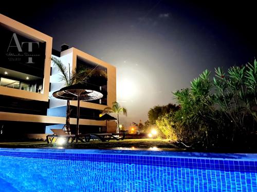 Het zwembad bij of vlak bij Atlantic Terraces - Luxury Apartment With Sea View
