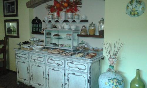 an old dresser in a room with a vase at Bed And Breakfast Olimpia in San Salvatore Monferrato