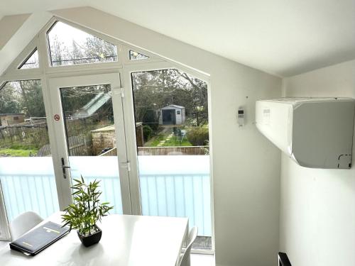 Foto Walnut Flats-F3, 1-Bedroom with Stunning Garden View, AC, Parking, Netflix, WIFI - Close to Oxford, Bicester & Blenheim Palace 5