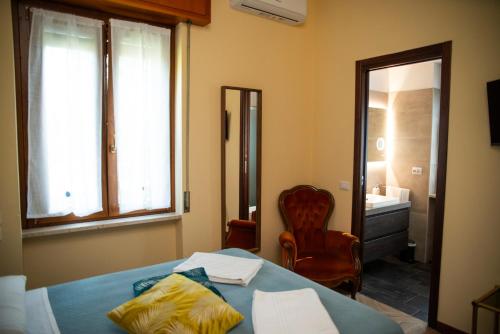 a bedroom with a bed with a mirror and a bathroom at Villa Aldo e Lalla in Rozzano