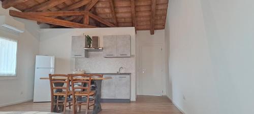 a kitchen with a table and chairs in a room at Casa Toe' Quinto in Quinto di Treviso
