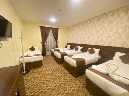 Ένα ή περισσότερα κρεβάτια σε δωμάτιο στο مرجان أنوار الروضة