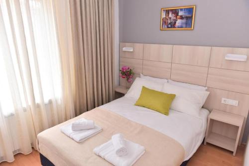 Villa Vlae في إسكوبية: غرفة نوم عليها سرير وفوط