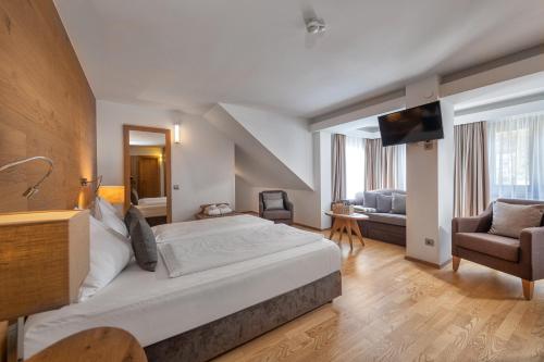 Pokój hotelowy z dużym łóżkiem i telewizorem w obiekcie Seehotel Urban w mieście Bodensdorf
