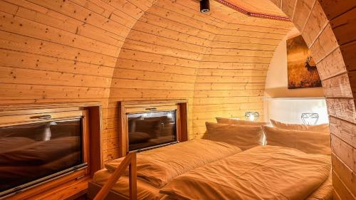 ein Schlafzimmer mit zwei Betten in einem Holzzimmer in der Unterkunft Sonnenresort Ettershaus in Bad Harzburg