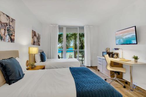 ein Hotelzimmer mit einem Bett, einem Schreibtisch und einem Fenster in der Unterkunft Modern Resort - Apartment with Balcony, Pool and Gym in Hallandale Beach