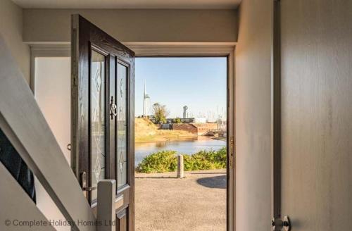 uma porta aberta com vista para um rio em Rampart View em Gosport