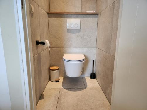 a small bathroom with a toilet in a stall at Landhuis de heibloem in Heythuysen