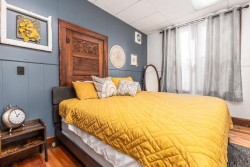 a bedroom with a bed with a yellow blanket at Hornet Lodge 