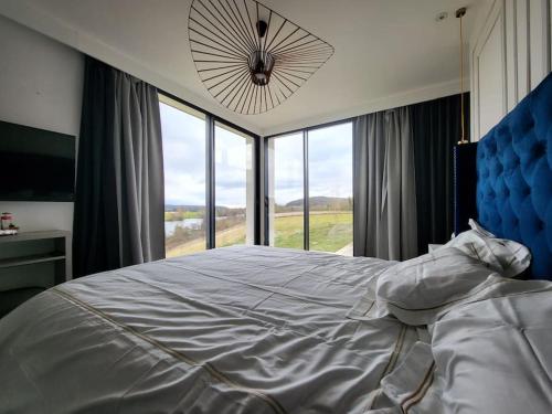 1 dormitorio con 1 cama grande y ventana grande en Maison moderne bord de seine à Giverny en Saint-Pierre-la-Garenne