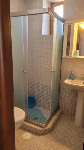 ein Bad mit einer Dusche, einem WC und einem Waschbecken in der Unterkunft KASTRI in Kýthira