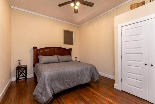 - une chambre avec un lit et un ventilateur de plafond dans l'établissement Downtown Spearfish Loft West, à Spearfish