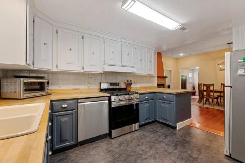Dapur atau dapur kecil di Downtown Spearfish Historic Home