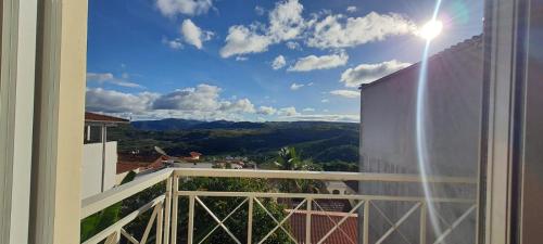 - une vue depuis le balcon d'une maison dans l'établissement Hospedagem Iolanda, à Diamantina